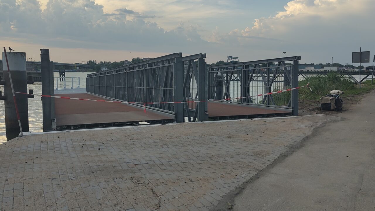 Steigers voor het veer Dordrecht richting Visschershoek Papendrecht
