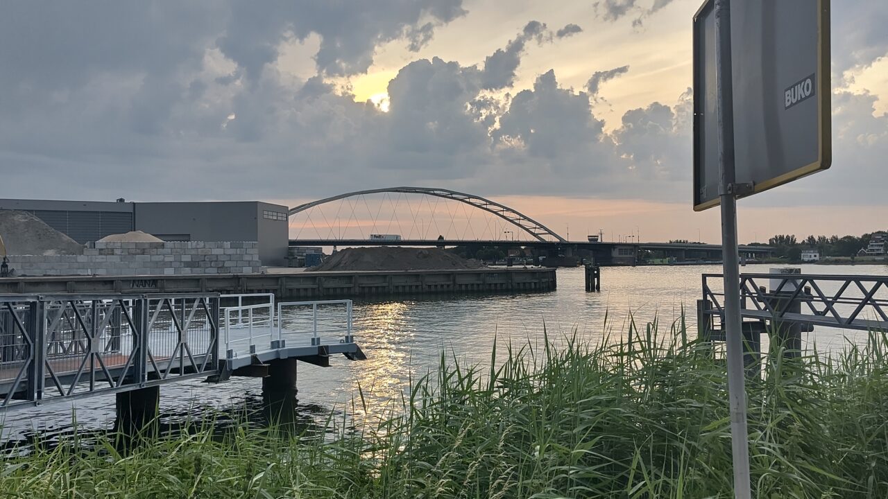 Steigers voor het veer Dordrecht Kerkeplaat - Papendrecht - Visschersbuurt