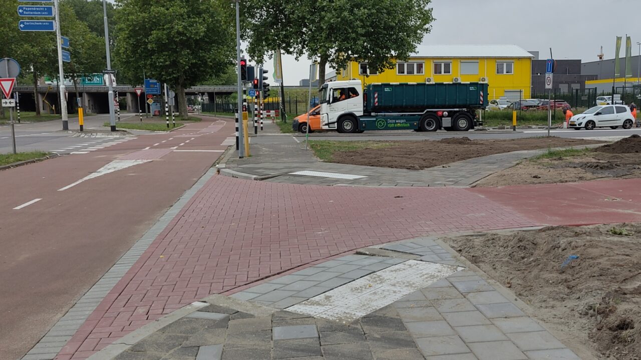 Toegangsweg/ Merwedestraat, waar de vluchtheuvels zijn verwijderd. Dit zorgt voor meer veiligheid en capaciteit
