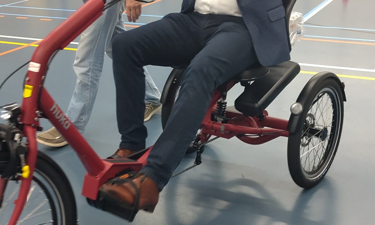 Wethouder Cees Paas op een van de driewielfietsen